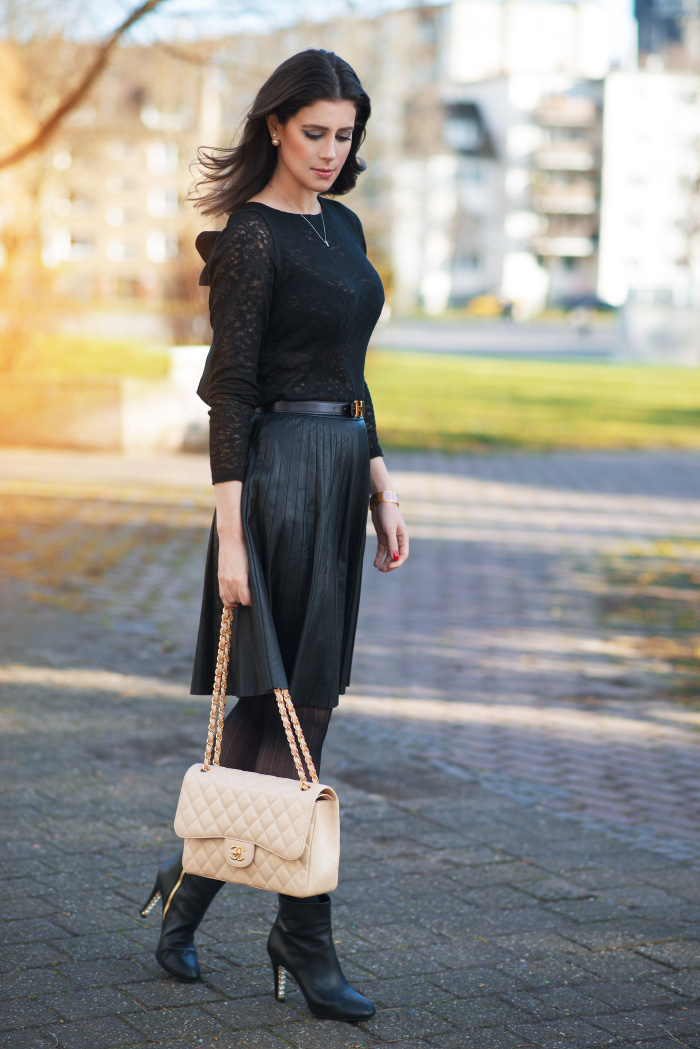 Outfit-Post: Black Lace & Beige Chanel